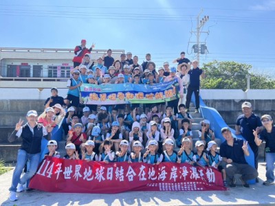 新埔海堤前合影  (林業保育署新竹分署提供)